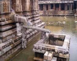 The tank inside the temple is an important place on the premises. It has connected channels with the Cauveri River so the water inside the tank contai